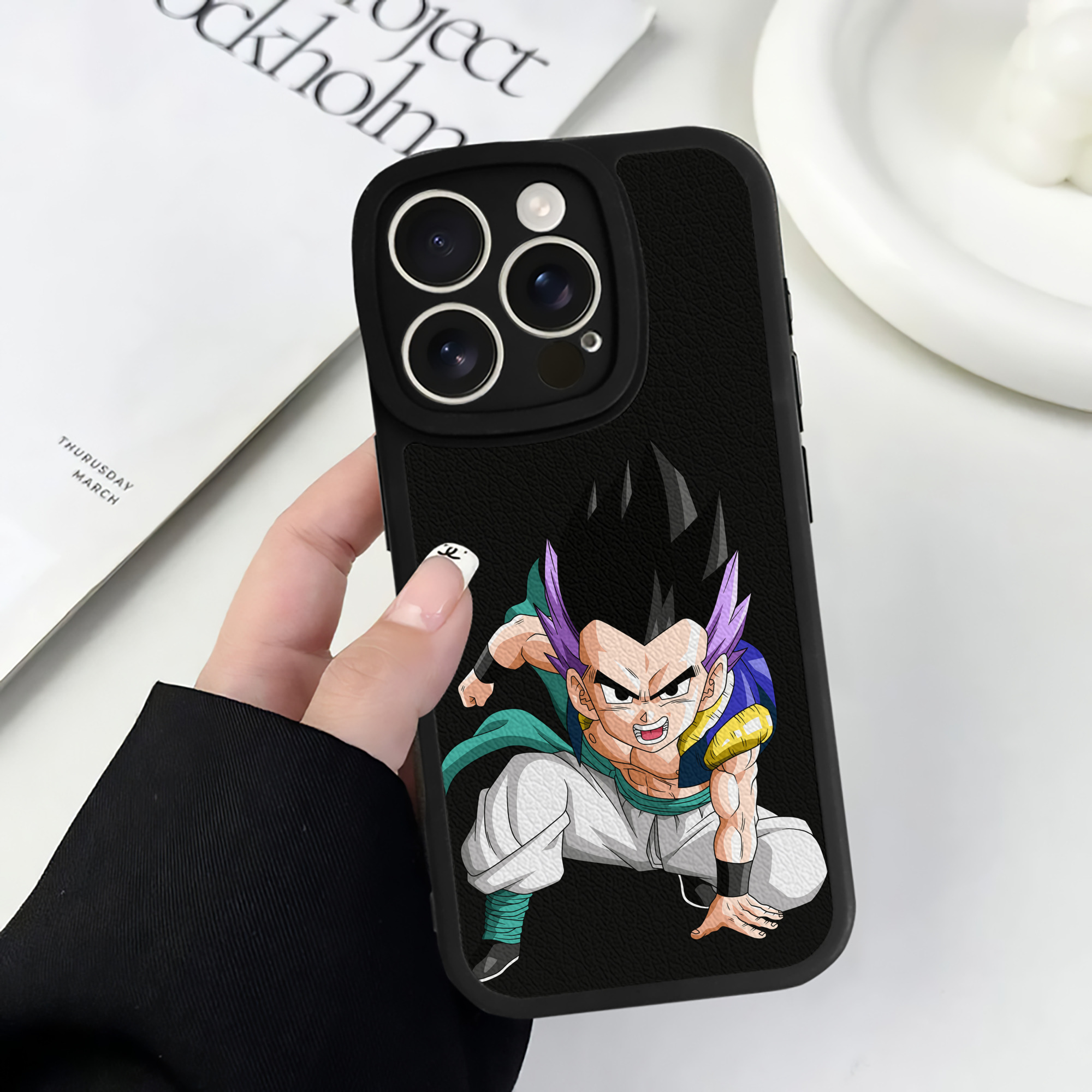 （画像用） ドラゴンボール 孫 悟飯（そんごはん）DRAGON BALL Son Gohan 【iPhone 16シリーズ対応】シリコンスマホケース（レザー調） 材質：シリコン